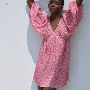 NWT PRINTED PLEATED DRESS IN PINK IN SIZE L